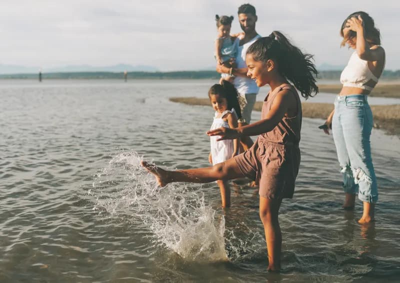 Famille multigénérationnelle partageant un moment de joie au bord de l'eau